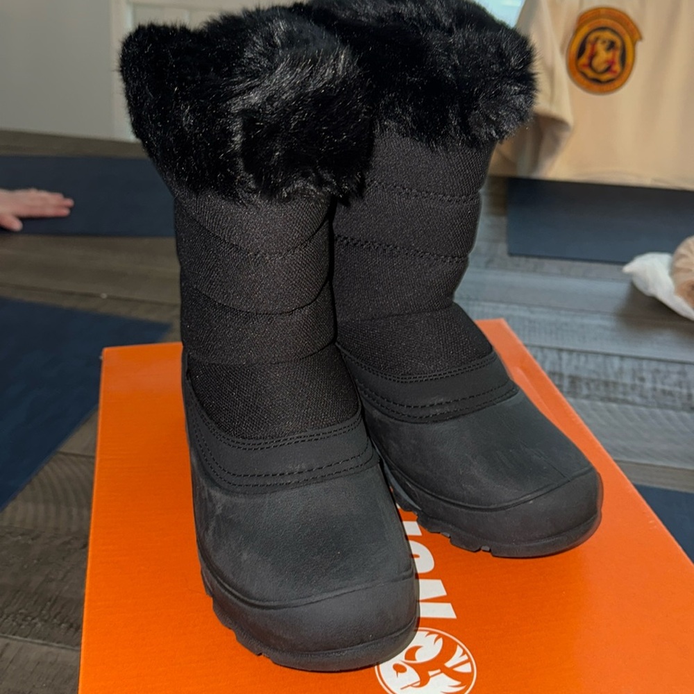 Snow boots